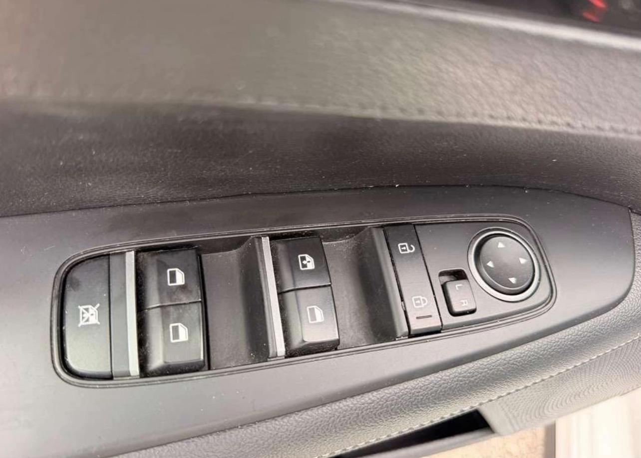 2023 Kia Forte GT-Line FWD - Image 3