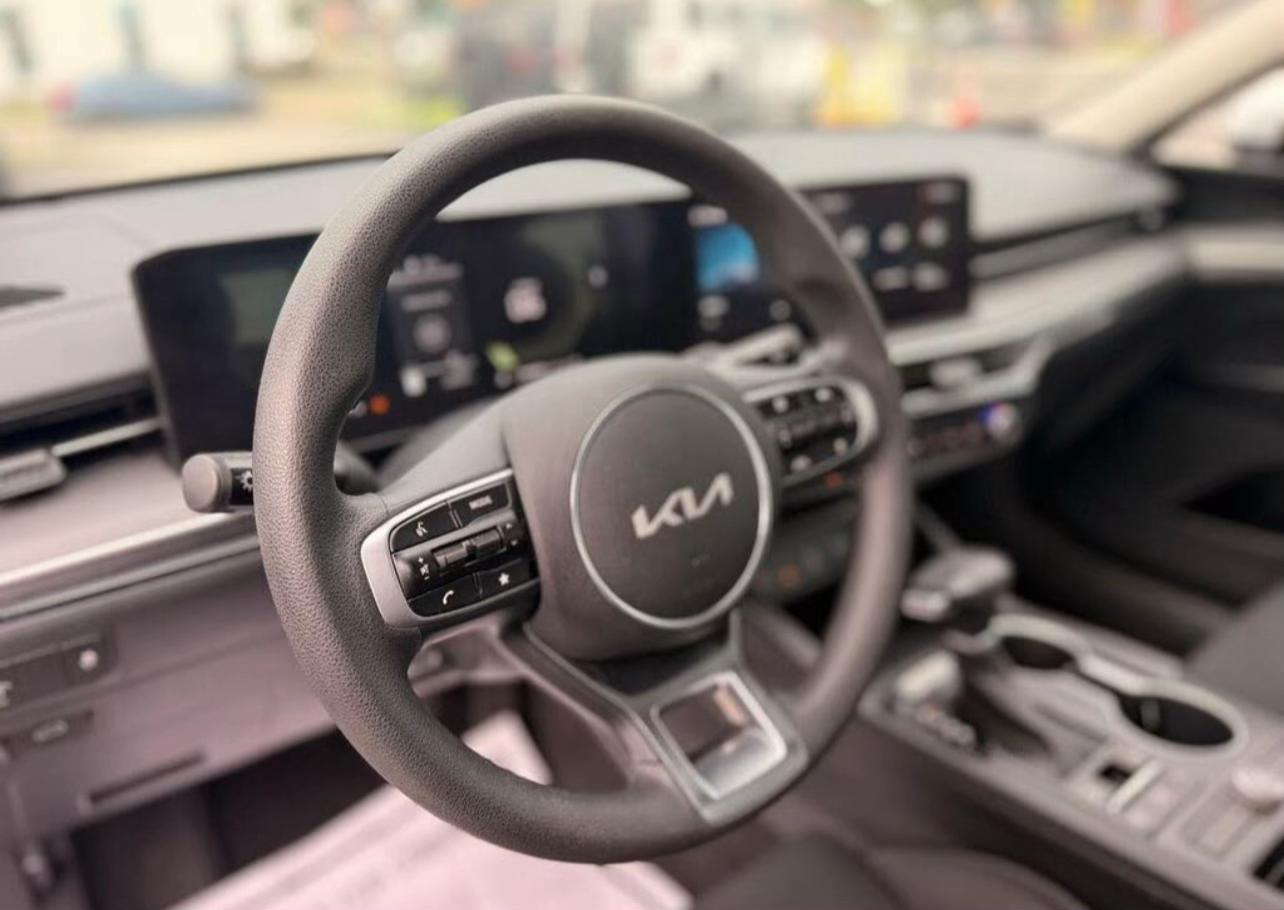 2026 Kia K5 LXS FWD - Image 9