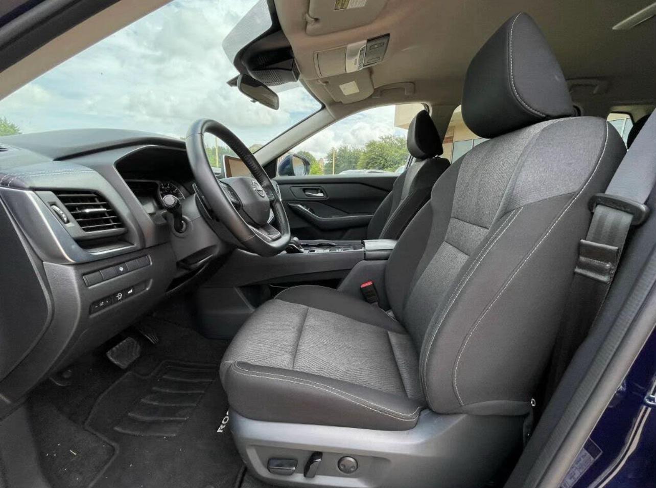2025 Nissan Rogue SV FWD - Image 8